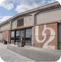 写真:U2と書かれた建物