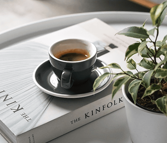 写真:本とコーヒーと植物